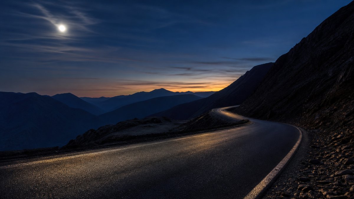 Route sinueuse vide au crépuscule — trajectoire et perte de contrôle