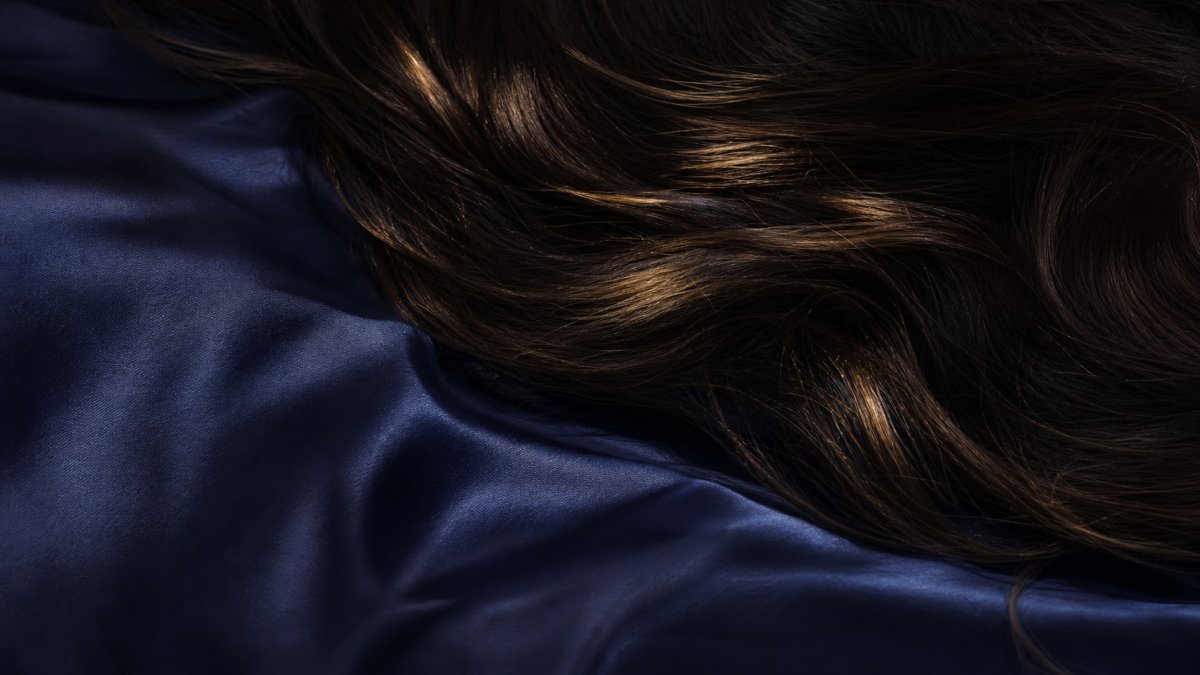 Cheveux longs sur oreiller de soie navy au clair de lune